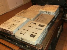 Lithografie: Diese Steindruckplatten aus dem Buchdruckmuseum in Krakow am See in Mecklenburg-Vorpommern sind noch gar nicht sehr gross